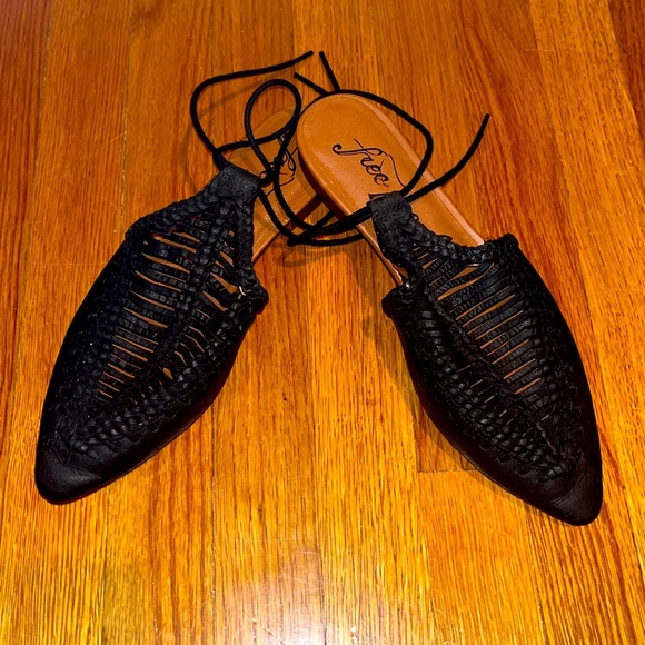 Free People size 6 black leather flats / sandals with ties - Picture 1 of 9